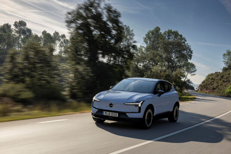 Arī Volvo EX30 laišanu tirgū apgrūtina dažādas programmatūras problēmas