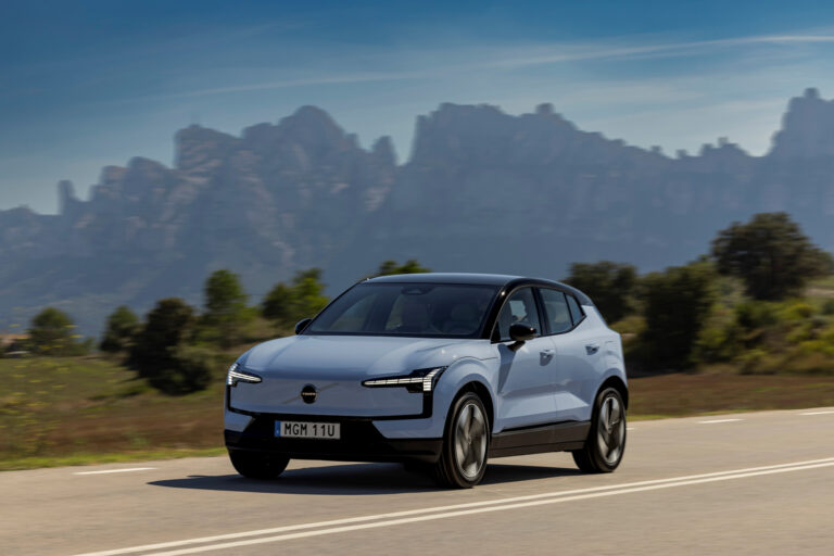 Elektriskā “Volvo EX30” īpašniekiem ar lielo akumulatoru ieteikts nelādēt auto iekštelpās vai nepieskatītu
