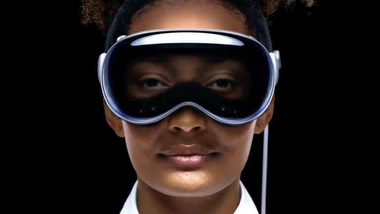 Cilvēki jau pamanījušies Apple Vision Pro brilles lietot pie braucoša auto stūres