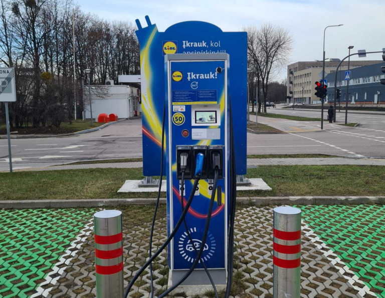Ar Mobilly tagad var apmaksāt elektroauto uzlādi pie Lidl veikaliem Lietuvā