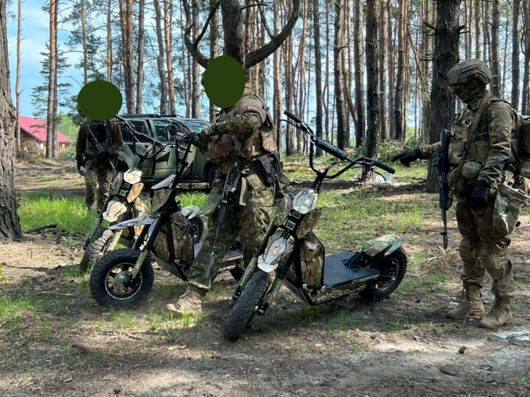 Ukrainas aizstāvjiem lieti noder Latvijā ražotie militārie skūteri Mosphera