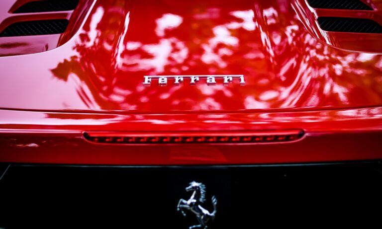 Ferrari pirmais elektriskais auto maksās vairāk nekā pusmiljonu eiro