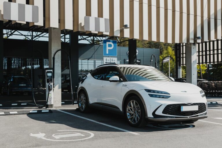 Startēs pirmā elektromobilitātei veltītu pasākumu sērija “Latvijas E-auto 2024/25”