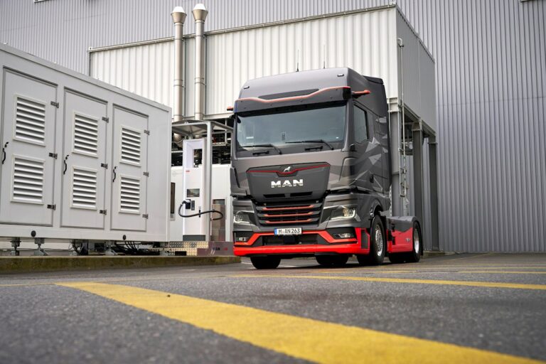 ABB un MAN nodemonstrē darbībā  jauno kravas auto uzlādes standartu MCS