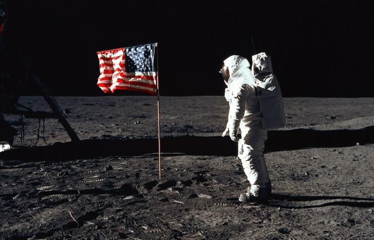 NASA astronauti izmantos “Nikon” kameras, lai uzņemtu fotoattēlus uz Mēness