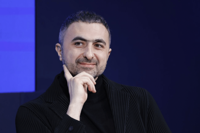 “Microsoft” pieņem darbā “Google DeepMind” līdzradītāju un turpina strauju virzību MI jomā