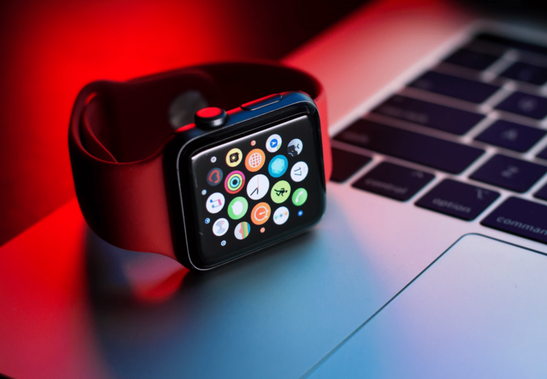 “Apple” saka, ka 3 gadus mēģināja radīt “Apple Watch”, kas darbotos ar “Android” ierīcēm