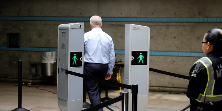 Ņujorka izmantos mākslīgo intelektu, lai metro atpazītu ieročus