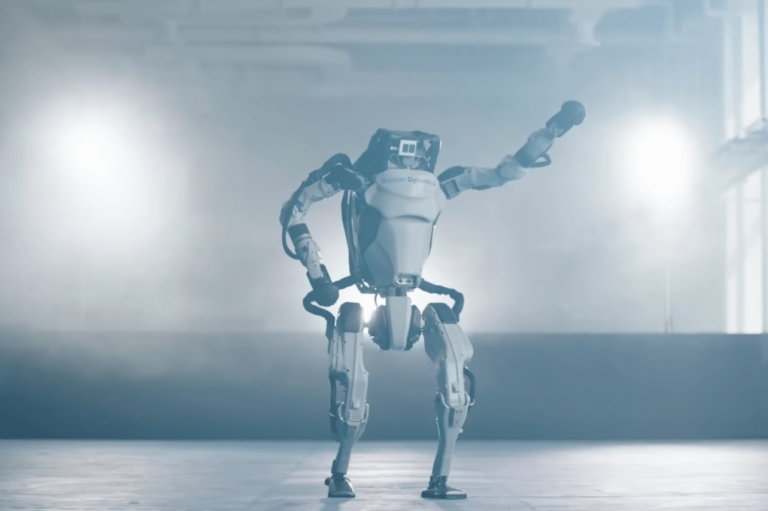 Pēc 11 gadiem “Boston Dynamics” aizsūta pensijā savu cilvēkveidīgo robotu “Atlas” (video)