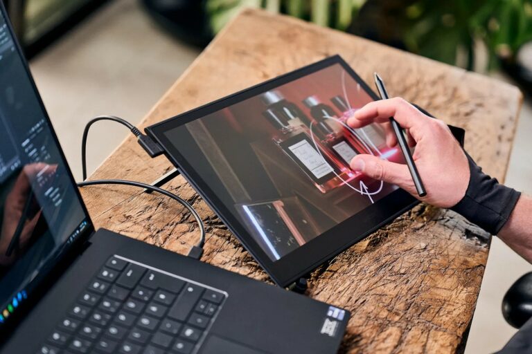 Wacom Movink 13 ir zīmola pirmā OLED planšete māksliniekiem