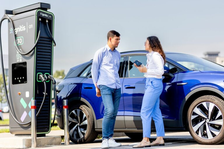 Pētījums: katrs septītais elektroauto lietotājs Latvijā nekad nelādē auto mājās