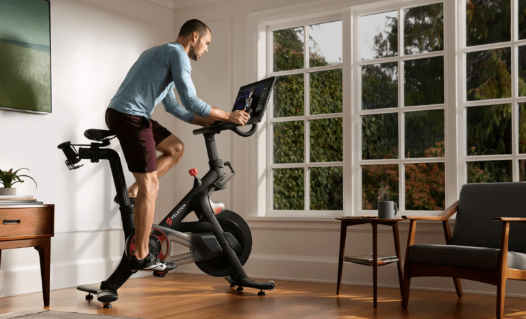 Fitnesa ierīču ražotājs “Peloton” atlaiž 400 darbiniekus, amatu atstāj arī izpilddirektors