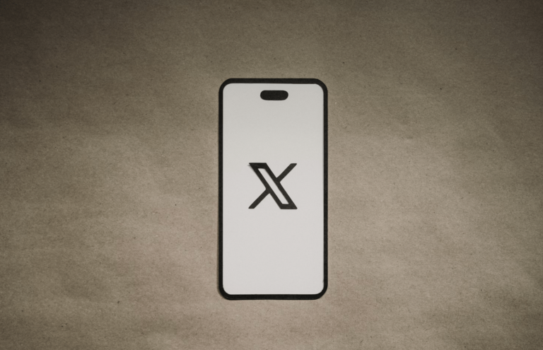 “X” izmanto “Grok” čatbotu, lai publicētu MI ģenerētus ziņu kopsavilkumus