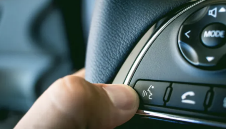 Tesla veido savu balss asistentu