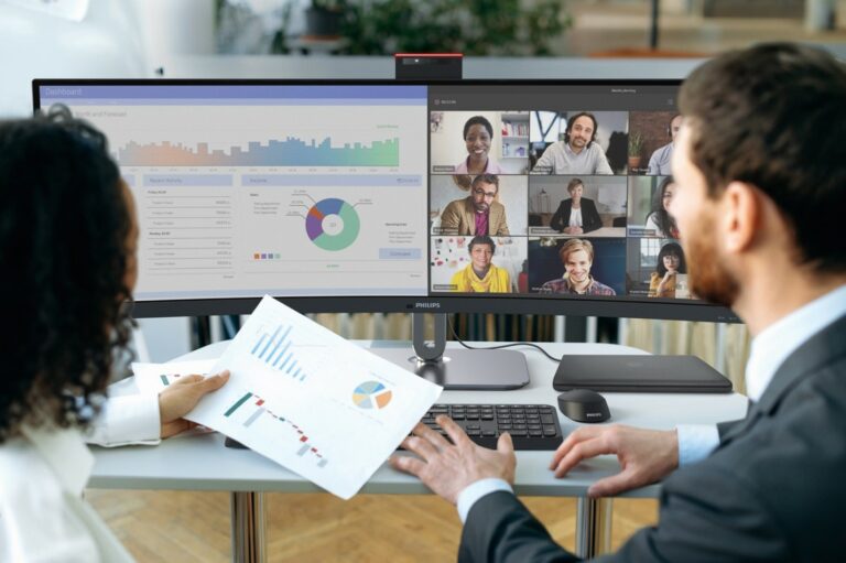 Philips 49B2U6903CH monitors piedāvā savienojamības un produktivitātes apvienojumu profesionālai darba videi