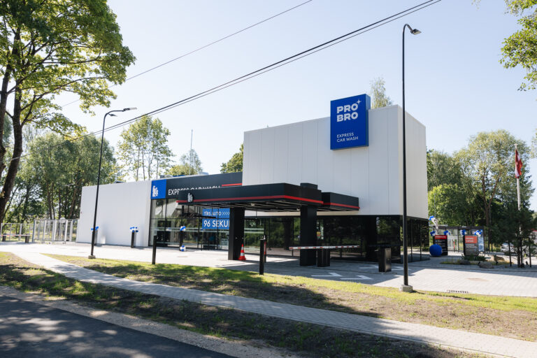 Rīgā atklāj trešo “PRO BRO Group” tuneļveida automazgātavu