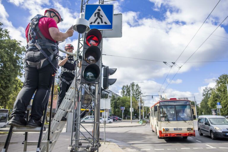 Viļņā uzstādīts pirmais LMT viedais luksofors