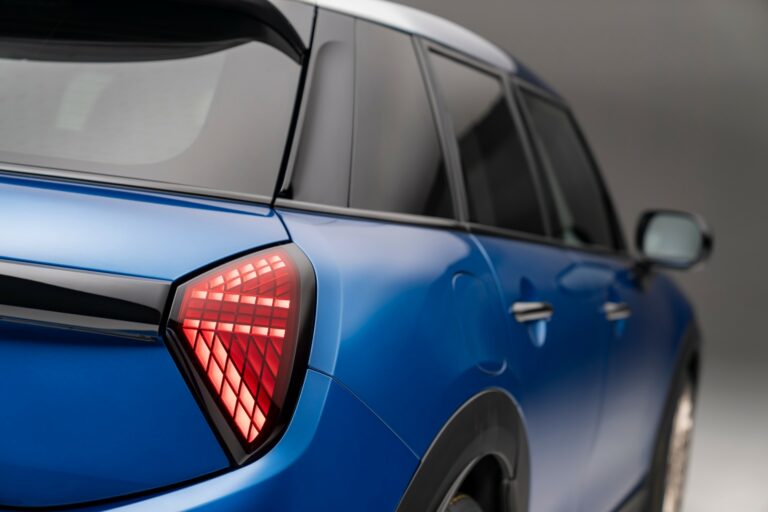 Prezentēts jaunais piecdurvju MINI Cooper