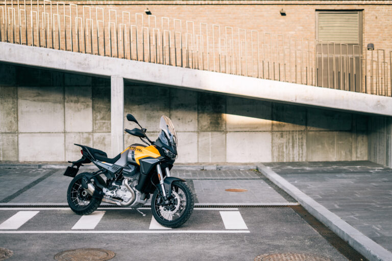Kādēļ Moto Guzzi Stelvio gandrīz kļuva par Latvijas Gada Motociklu