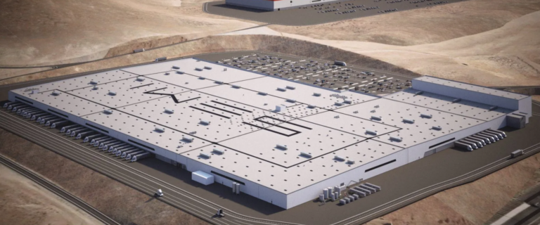 Tesla sāk būvēt rūpnīcu, kurā ražos Semi elektriskos kravas auto