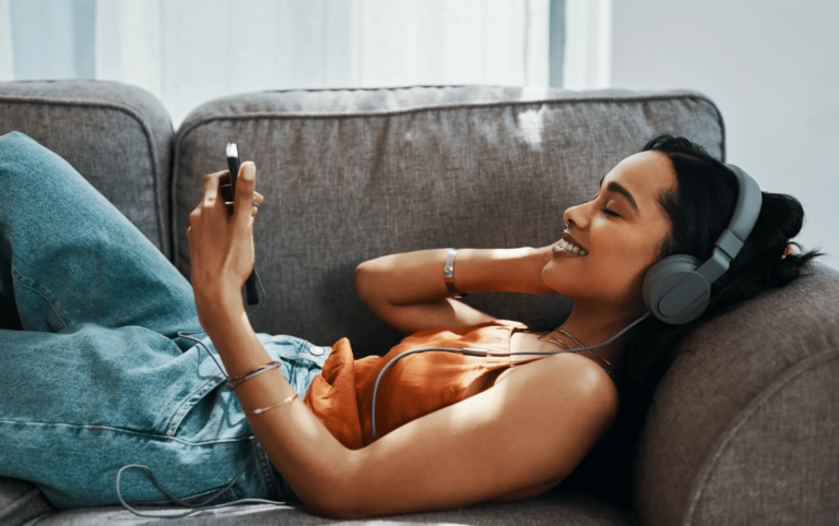 “Instagram” pēta iespēju ļaut lietotnē kopīgot “Spotify” reāllaikā atskaņoto mūziku