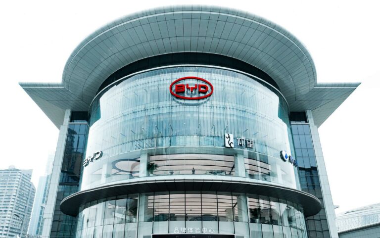 Neskatoties uz labiem pārdošanas rādītājiem, “BYD” spiests piebremzēt ražošanu