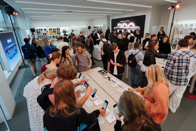 No šodienas Latvijā nopērkami jaunie Apple iPhone 16, Apple Watch un AirPods produkti
