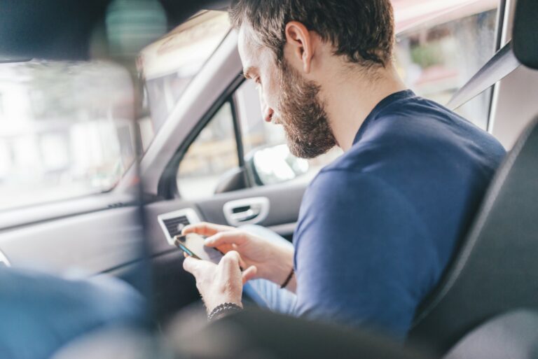 77% autovadītāju Baltijā izmanto mobilo telefonu pie stūres
