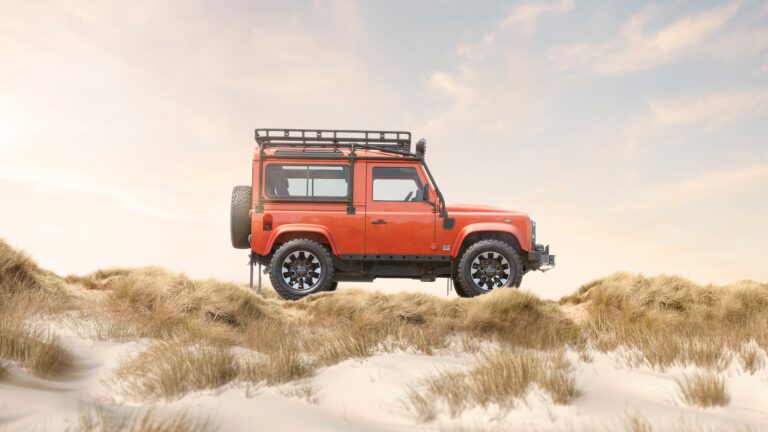 Land Rover prezentē klasisko Defender V8