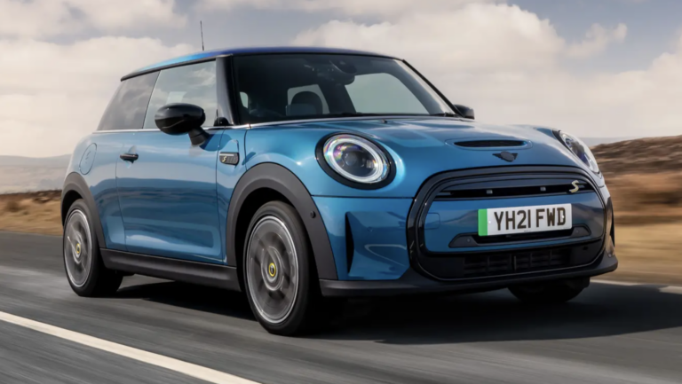 Mini visā pasaulē aizdegšanās riska dēļ atsauc 140 tūkstošus elektroauto