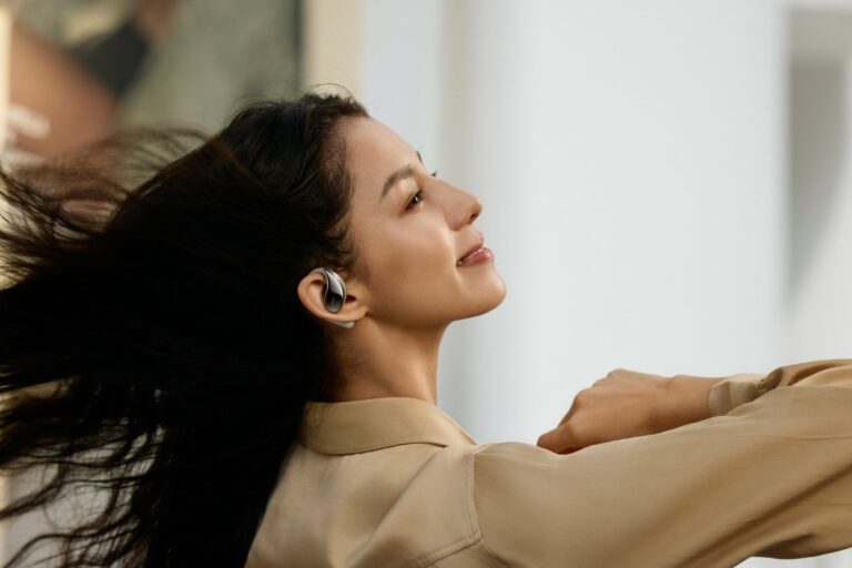 “Xiaomi OpenWear Stereo” – austiņas tiem, kuri nevēlas pilnībā izolēties no apkārtējās vides