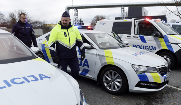 Latvijā naudas sodus par pārkāpumiem ceļu satiksmē turpmāk varēs uz vietas apmaksāt ar maksājumu karti
