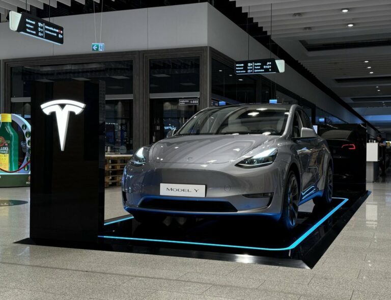 “Tesla” būvēs “mikro-ražotnes”, lai modernizētu mašīnas un izpildītu solījumus par pašbraucošiem auto