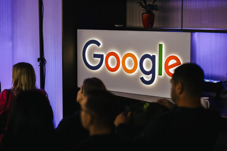 “Izaugsme ar Google” aicina uz tiešsaistes vebināriem digitālo prasmju pilnveidei par MI rīkiem