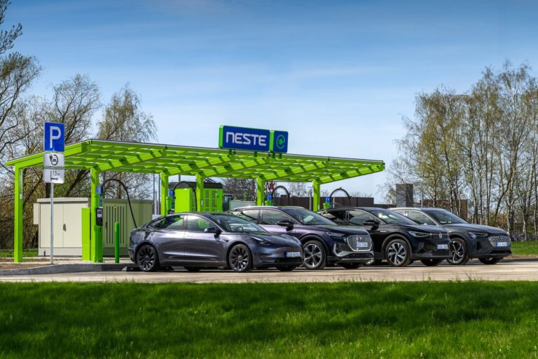 “Neste” atklāj ceturto lieljaudas elektrības uzlādes staciju Latvijā