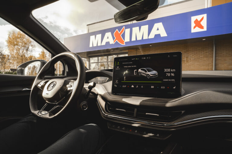 Pie “Maxima” veikaliem visā Latvijā uzstādīs 148 e-auto uzlādes vietas