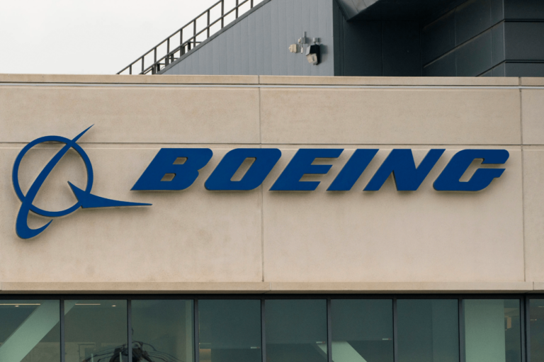Lai noturētos gaisā, “Boeing” mēģina sakasīt 19 miljardus dolāru