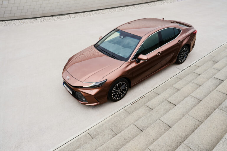 Latvijā ieradies jaunais Toyota Camry Hybrid 230