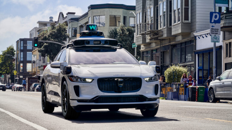 “Waymo” savus pašbraucošos taksometrus nākotnē varētu tirgot ikvienam interesentam