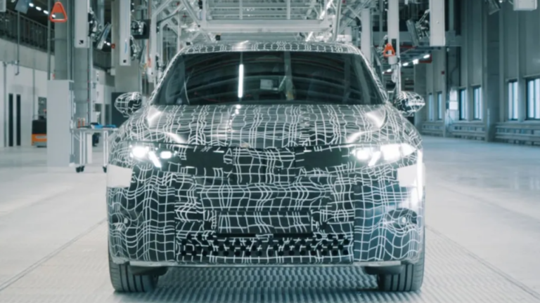 BMW jaunā rūpnīca Ungārijā uzsāk darbu, no konveijera noripo pirmais “Neue Klasse” auto prototips