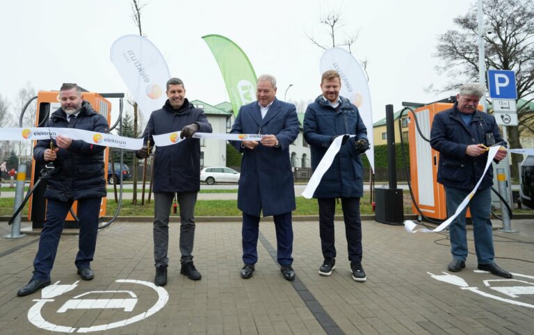 Elektrum Drive atklāj pirmās lieljaudas uzlādes tīkla stacijas