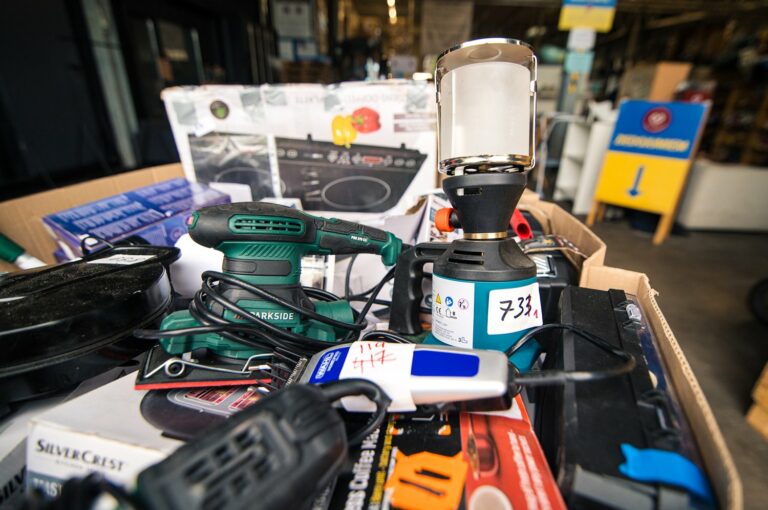 Biedrība “Tavi draugi” saņem ziedojumā 135 labotas elektrotehnikas vienības