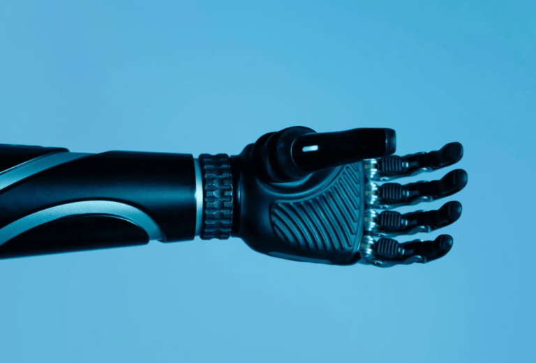 “Neuralink” pētīs, vai ar smadzeņu čipu iespējams kontrolēt robotizētu roku