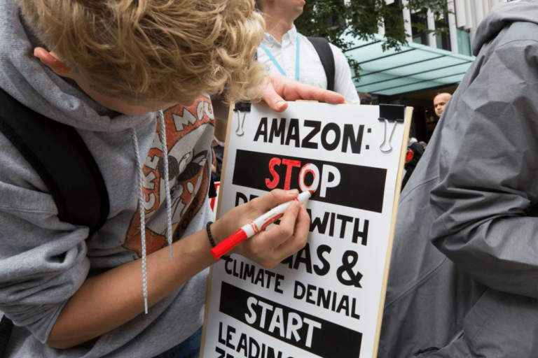 “Amazon” darbinieki Melnās piektdienas iepirkšanās nedēļas nogalē plāno globālus protestus