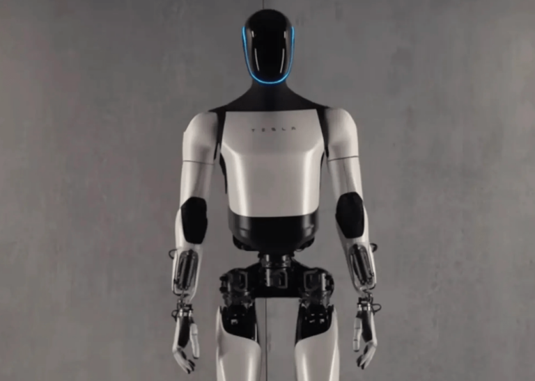 Masks, iespējams, atkal šmaucas par “Optimus” robota spējām