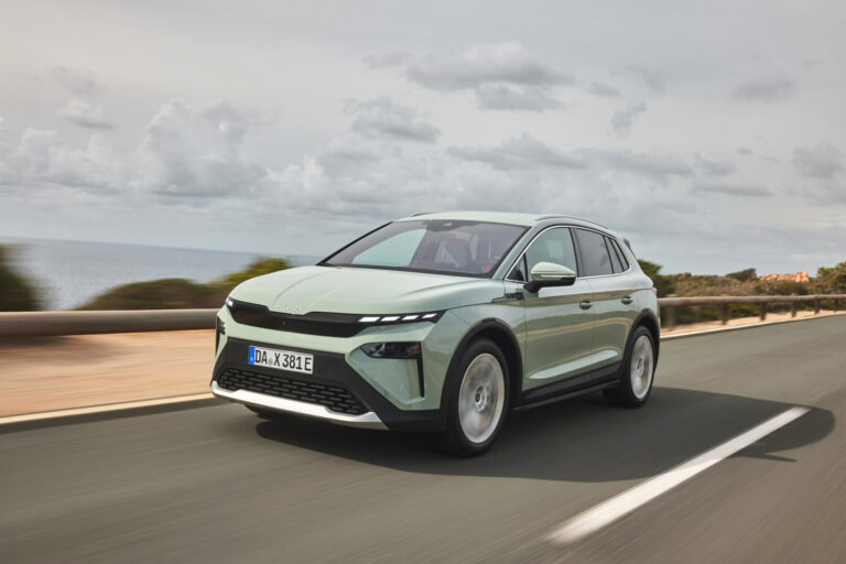 Kursors Spānijā izmēģina jauno Škoda Elroq elektroauto