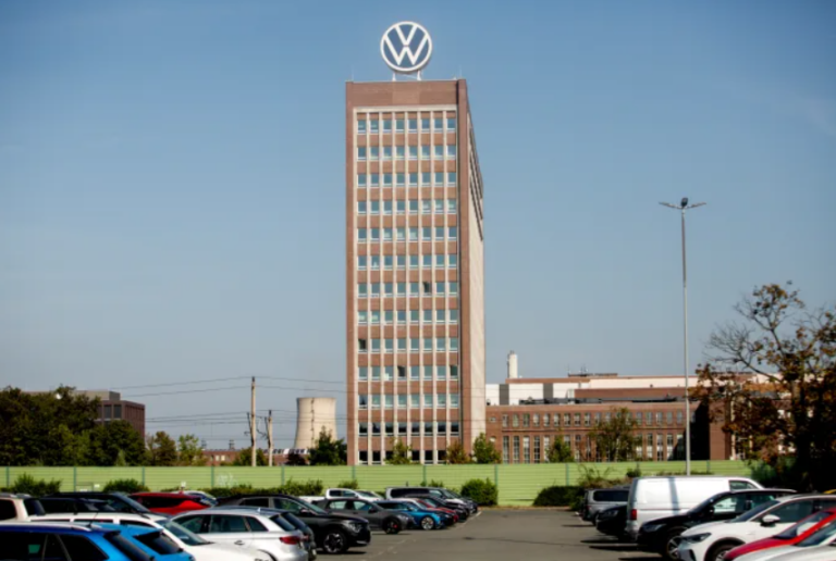 Volkswagen vienojas ar arodbiedrībām un izvairās no rūpnīcu slēgšanas Vācijā