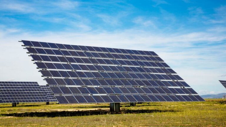 Pirmo reizi Eiropas Savienībā ar saules paneļiem izdevies saražot vairāk elektrības nekā ar oglēm