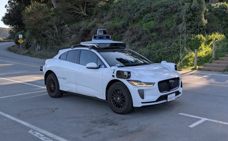Waymo pašbraucošā taksometra izmēģinājums