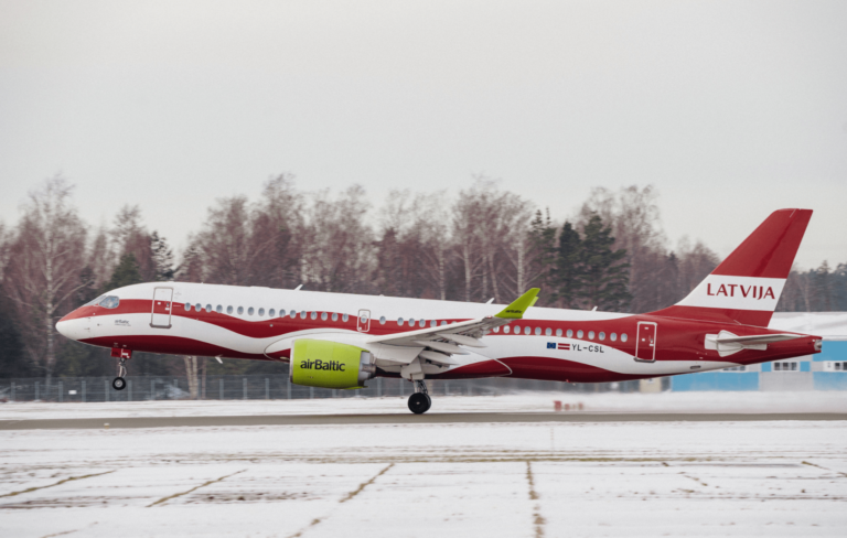“airBaltic” sper soli tuvāk tam, lai kļūtu par pirmo aviokompāniju Eiropā, kas piedāvā “Starlink” internetu lidmašīnās